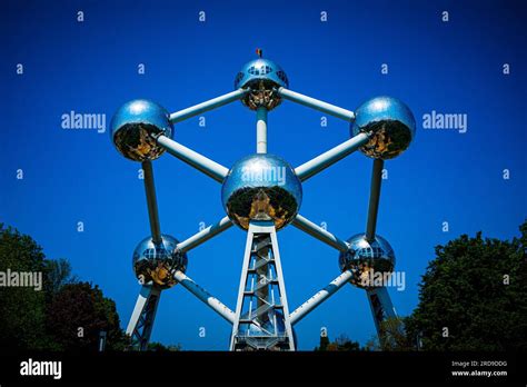 La façade restaurée d’un bâtiment emblématique de Bruxelles .